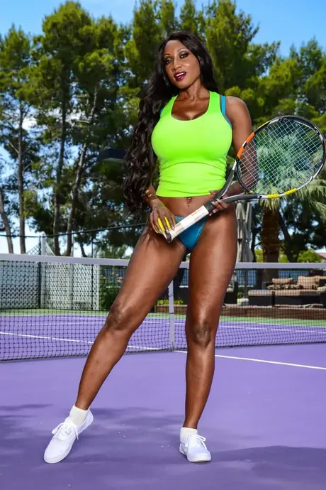 Diamond Jackson, de MILF met grote borsten, spreidt haar hete kont naakt op de tennisbaan