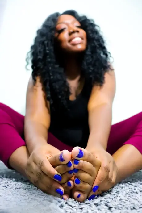 La beauté ébène Chy Latte aguiche avec ses pieds et ses ongles d'orteils sur le sol
