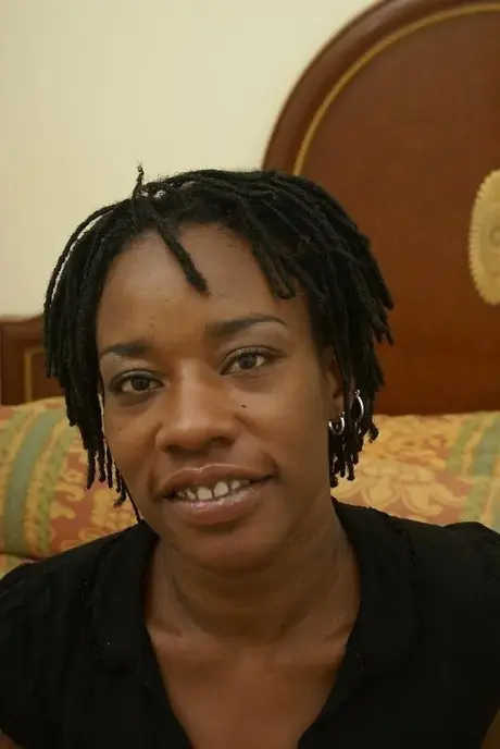 Ebony Cat riisuu alusvaatteensa ja leikkii rinnoillaan