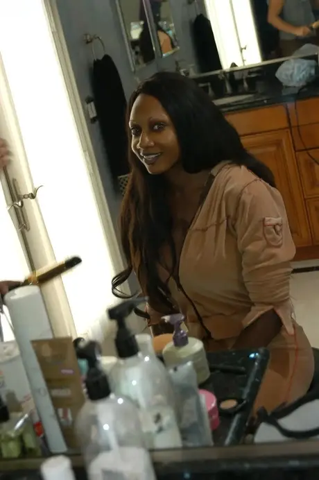 Ebony Diamond Jackson und MILF Kelly Madison entblößen ihre gewaltigen Brüste
