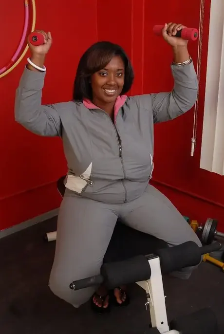 ¡Ebony Elite se desnuda tras un intenso entrenamiento hardcore!