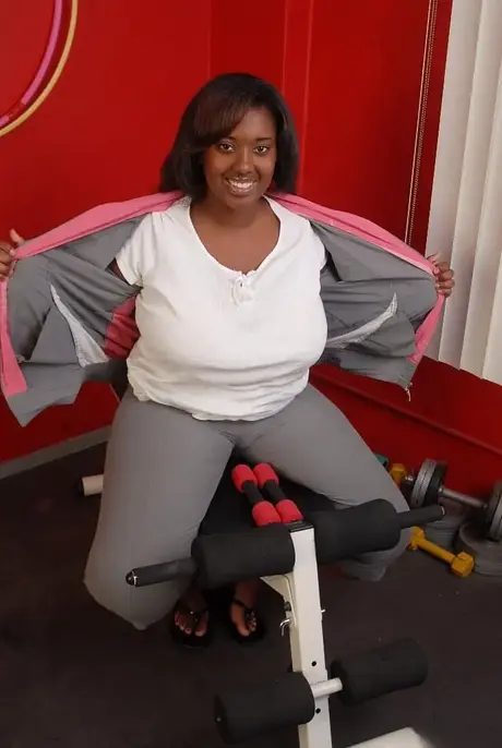 ¡Ebony Elite se desnuda tras un intenso entrenamiento hardcore!