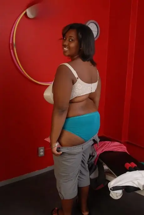 ¡Ebony Elite se desnuda tras un intenso entrenamiento hardcore!