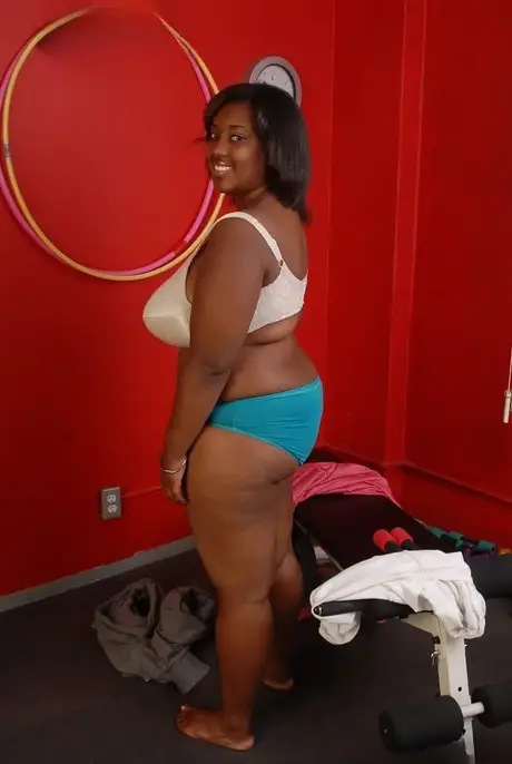 ¡Ebony Elite se desnuda tras un intenso entrenamiento hardcore!