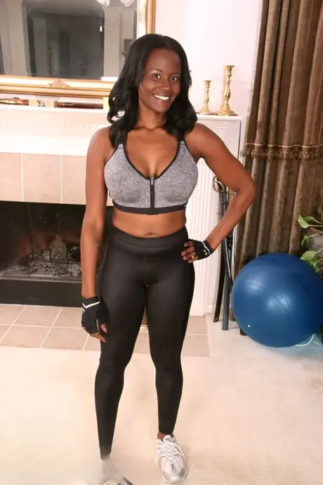 Ebony MILF Brooke Carter se svléká uprostřed tréninku a odhaluje svá velká prsa