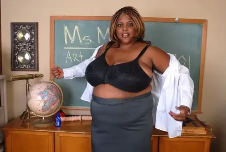 Ebony SSBBW -opettaja Winxx riisuutuu luokkahuoneessa
