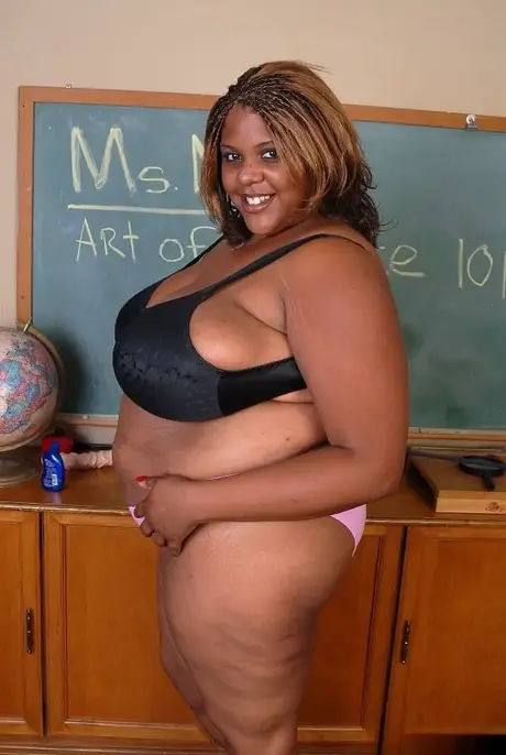 Ebony SSBBW -opettaja Winxx riisuutuu luokkahuoneessa