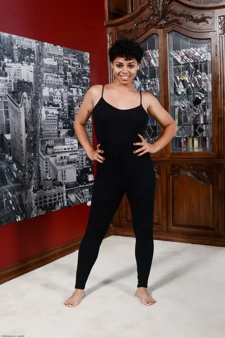 Exotická Millie Stone odhaluje prsa a dráždí oteklou kundou