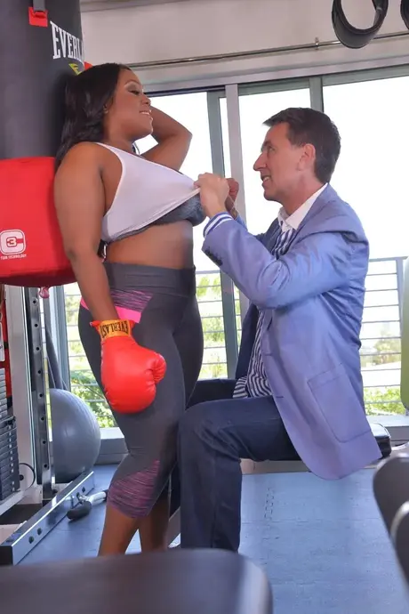 La boxeuse Ms Yummy prend une pause pour se faire baiser par un homme blanc