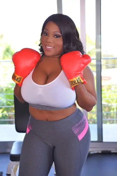 La boxeuse Ms Yummy prend une pause pour se faire baiser par un homme blanc