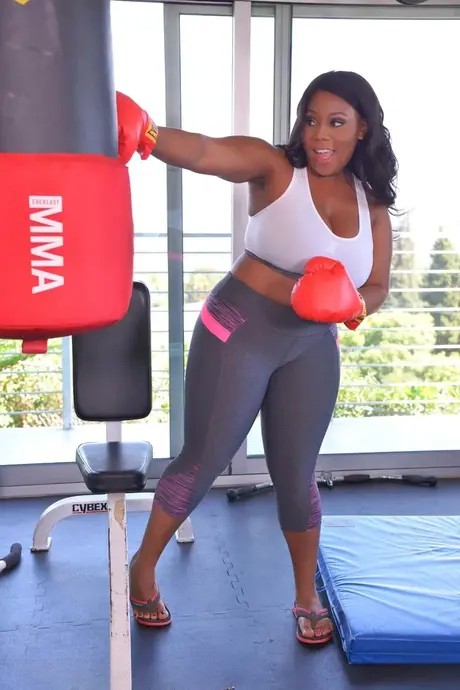 La boxeuse Ms Yummy prend une pause pour se faire baiser par un homme blanc