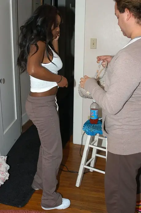 Jada Fire 展现曲线并带来令人印象深刻的乳交