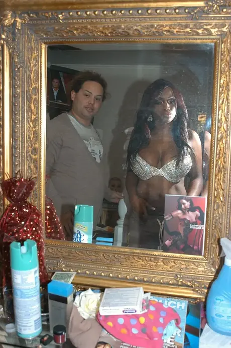 Jada Fire 展现曲线并带来令人印象深刻的乳交
