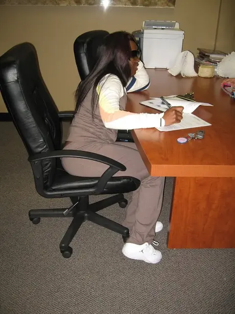 Jada Fire 展现曲线并带来令人印象深刻的乳交
