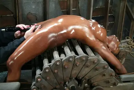 Jada Fire, prsatá černošská MILF, je šukána a šukána do tváře dildem v bondage