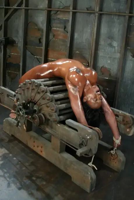 Jada Fire, prsatá černošská MILF, je šukána a šukána do tváře dildem v bondage