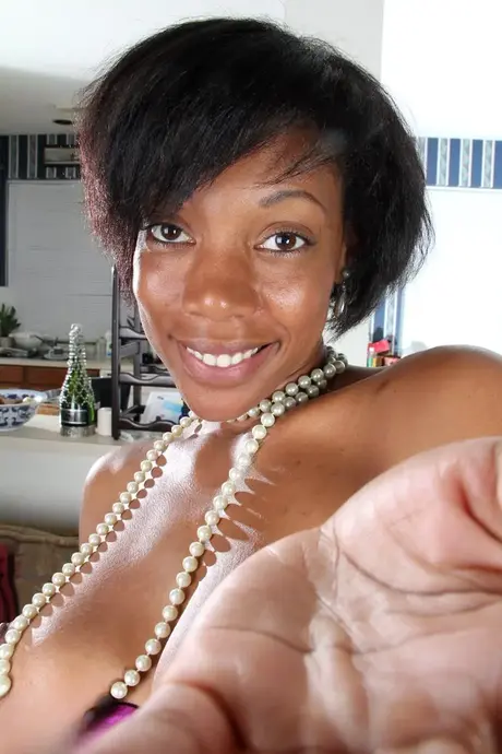 Jayden, die reife MILF, zeigt ihre saftigen Titten und ihre exotische Muschi in sexy Dessous