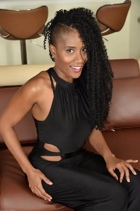 JetSet Jasmine, kudrnatá ebony MILF, předvádí své úžasné křivky v sólové scéně