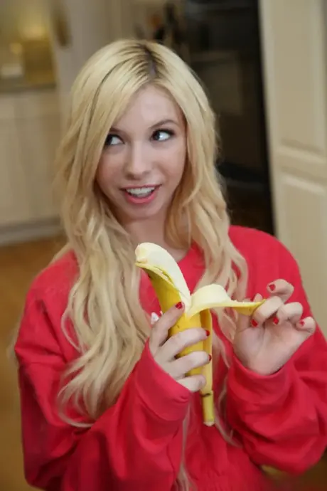 Kenzie Reeves ovládnuta dvěma ebenovými lesbami v chaotickém meziprasovém trojce