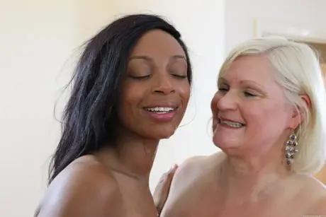 Lacey Starr e duas estrelas pornô luxuriosas em um blowbang inter-racial