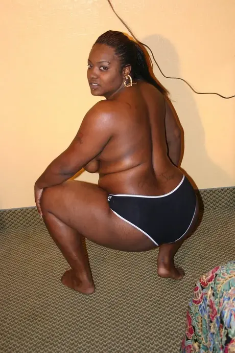 Lala Lugo, la BBW ébano, provoca con sus enormes pechos y chupa una polla negra