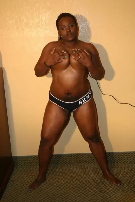 Lala Lugo, la BBW ébano, provoca con sus enormes pechos y chupa una polla negra