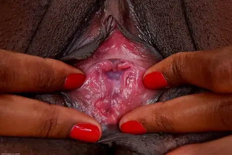 Mujer negra madura revela senos pequeños y pezones largos mientras se desviste