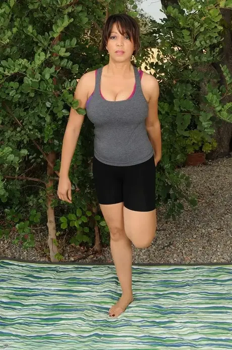 MILF Lala Bond revela sus pechos después de una sesión de yoga al aire libre