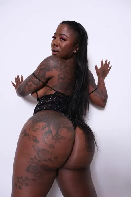Misty Stone poserer, mens den tatoverede ibenholt-skønhed Cher Adele tager den i doggystyle