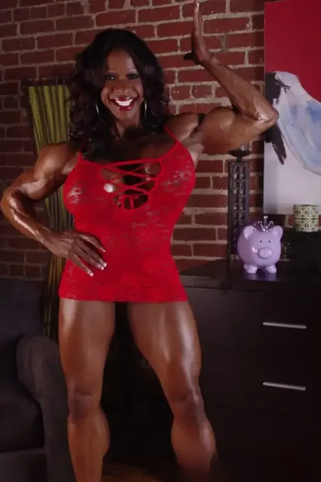 Die muskulöse schwarze Bodybuilderin Yvette Bova posiert und enthüllt ihre großen Brüste