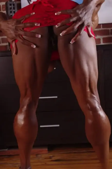 Die muskulöse schwarze Bodybuilderin Yvette Bova posiert und enthüllt ihre großen Brüste