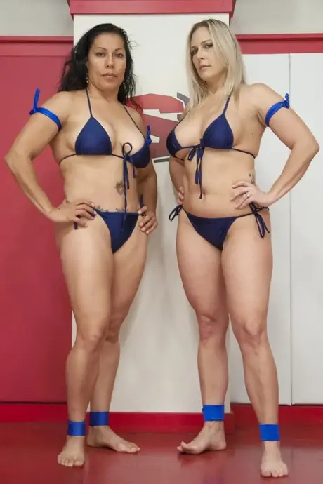 Lutadoras travessas se despem mutuamente em uma briga de gatas interracial