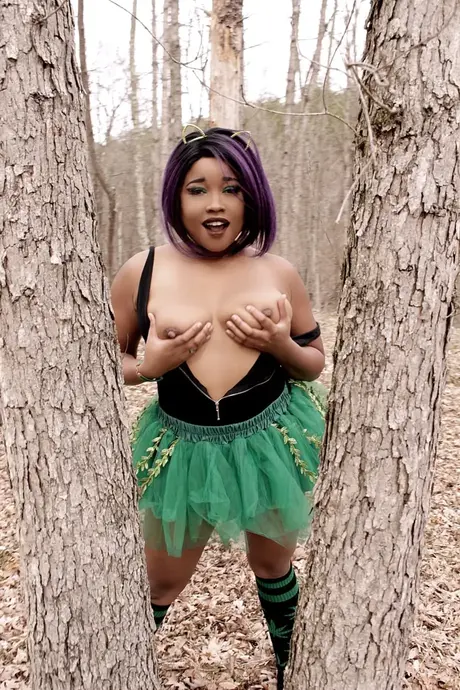 Nina Rivera, la beauté ebony aux courbes généreuses, dévoile ses gros seins et aguiche avec son fessier rond