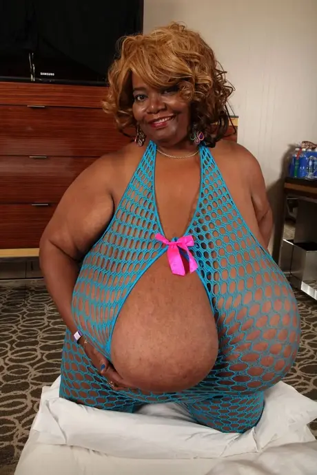 Norma Stitz、ebony BBWが、これまで見たことのない驚くべき大きな胸を披露