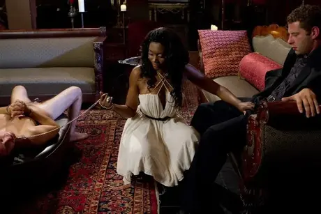 Nyomi Banxxx dostává kouř, zatímco jí otrok líže píču