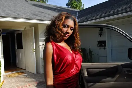 Nyomi Banxxx knäböjer för att suga en stor vit kuk