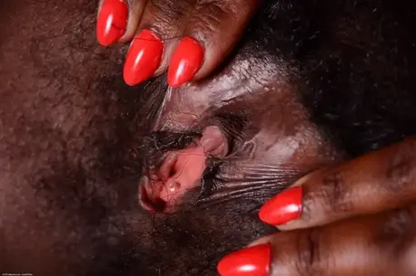 Osa, la belle Noire aux cheveux blond platine, se déshabille pour révéler sa chatte rose