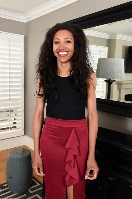 Petite MILF Cree Morena kler helt av seg og viser frem sine små bryster