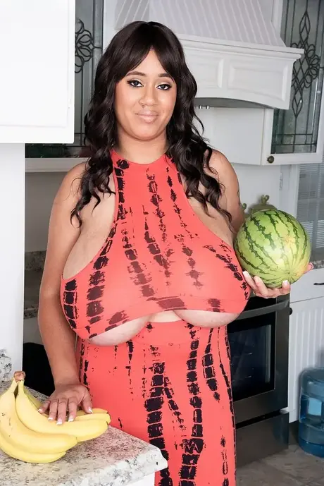 MILF Roxi Red esittelee jättimäiset meloninsa, joiden rinnalla vesimelonit kalpenevat