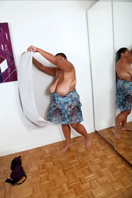 Roza, la belleza ébano, muestra sus enormes pechos mientras disfruta de una sandía