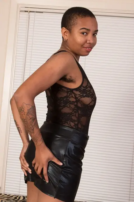 Ryder Cruise, adolescente ebony, scivola fuori dalla lingerie in pizzo nero e si dita