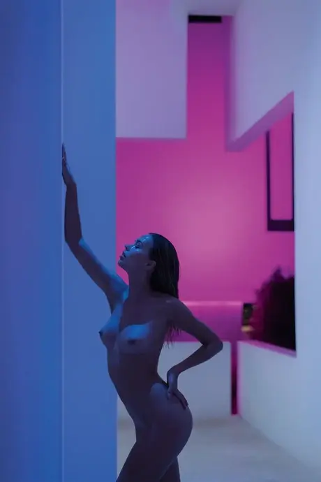 Sandra Kubicka, polská kráska, ukazuje svou bezchybnou drobnou postavu zcela nahá