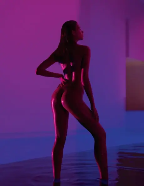 Sandra Kubicka, polská kráska, ukazuje svou bezchybnou drobnou postavu zcela nahá