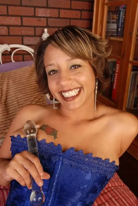 Sara, la matura bellezza ebano, si dà piacere davanti alla telecamera