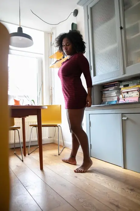 Sascha surprise en train de montrer ses courbes en se changeant