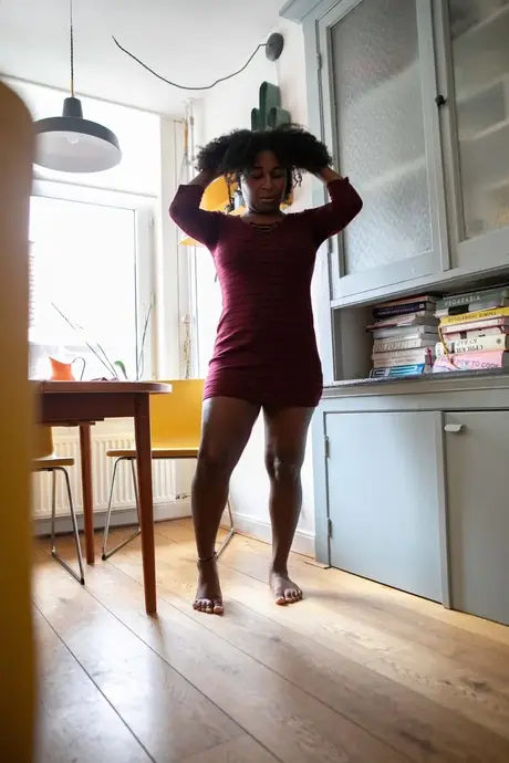 Sascha surprise en train de montrer ses courbes en se changeant