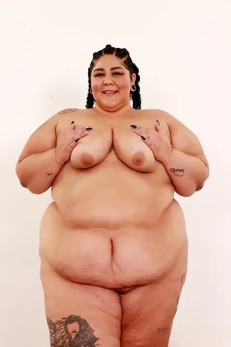SSBBW Crystal Blue tar av sig bh:n och trosorna för att posera naken i skor