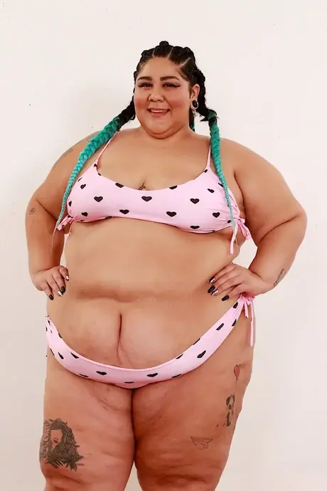 SSBBW Crystal Blue tar av sig bh:n och trosorna för att posera naken i skor