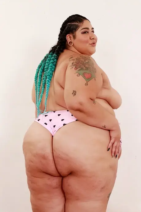 SSBBW Crystal Blue tar av sig bh:n och trosorna för att posera naken i skor