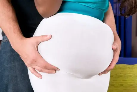 Stacy Love exibe seu enorme traseiro antes de montar em um cara branco